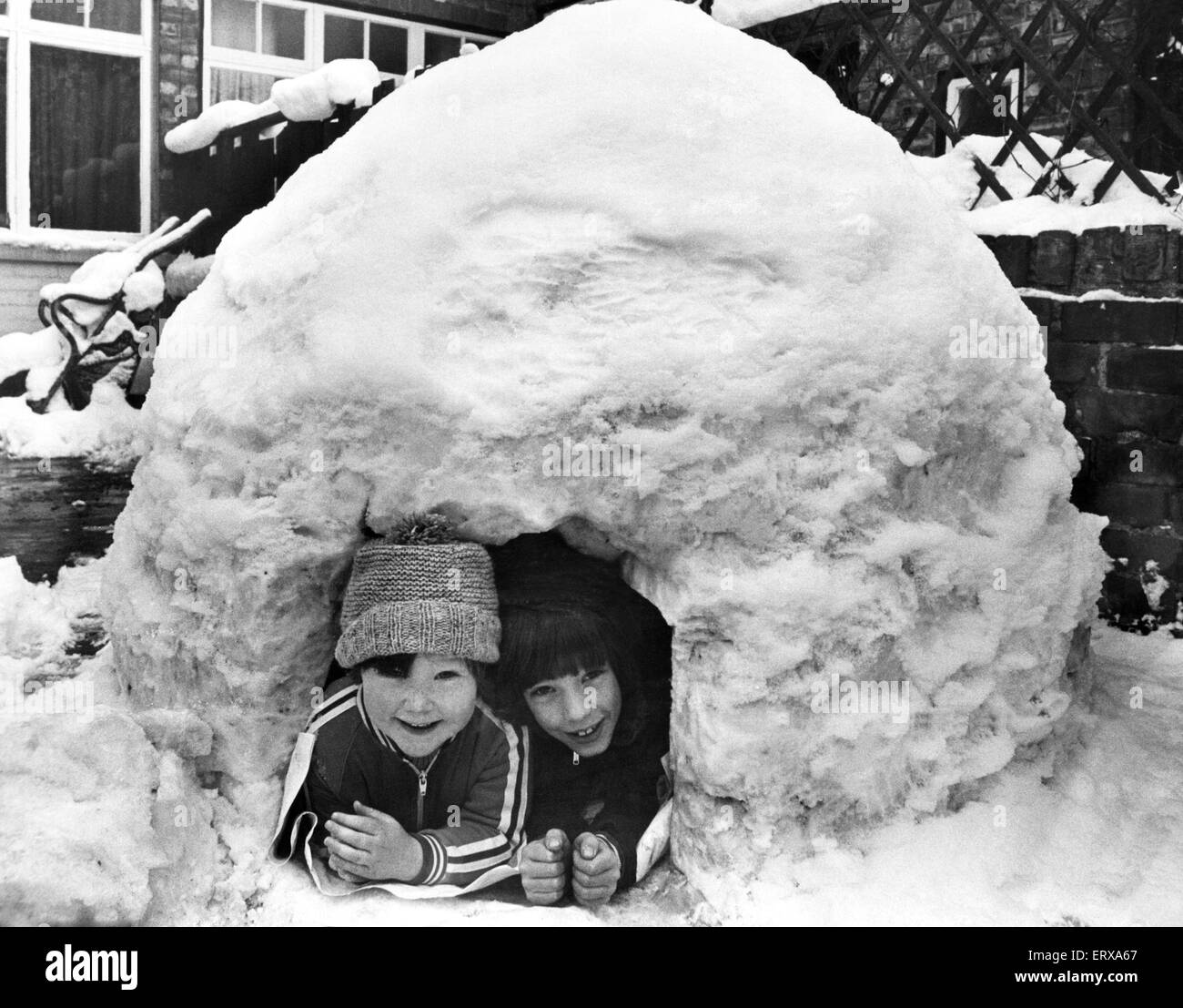 'Little Eskimos', Franz Wheldon  aged 7 and Mark Hogarth  aged 4, built an igloo - with a little help from Franz's dad - in the backyard of Franz's home in Linthorpe, Middlesbrough, North Yorkshire. 13th February 1978. Stock Photo