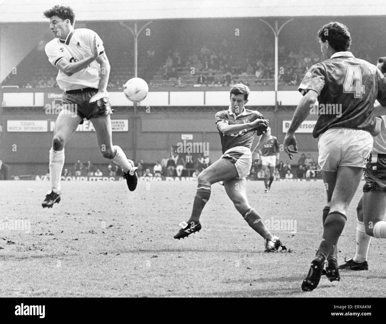 Everton footballer Kevin Sheedy chas a shot at goal blocked by Chelsea defenders during the League Division One match at Goodison Park. 13th April 1991. Stock Photo