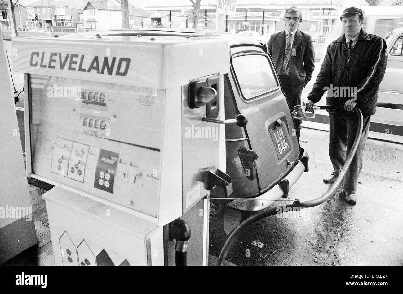 Fuel Rationing, customers limited to two gallons, Bearwood, Birmingham, Tuesday 4th December 1973. Stock Photo