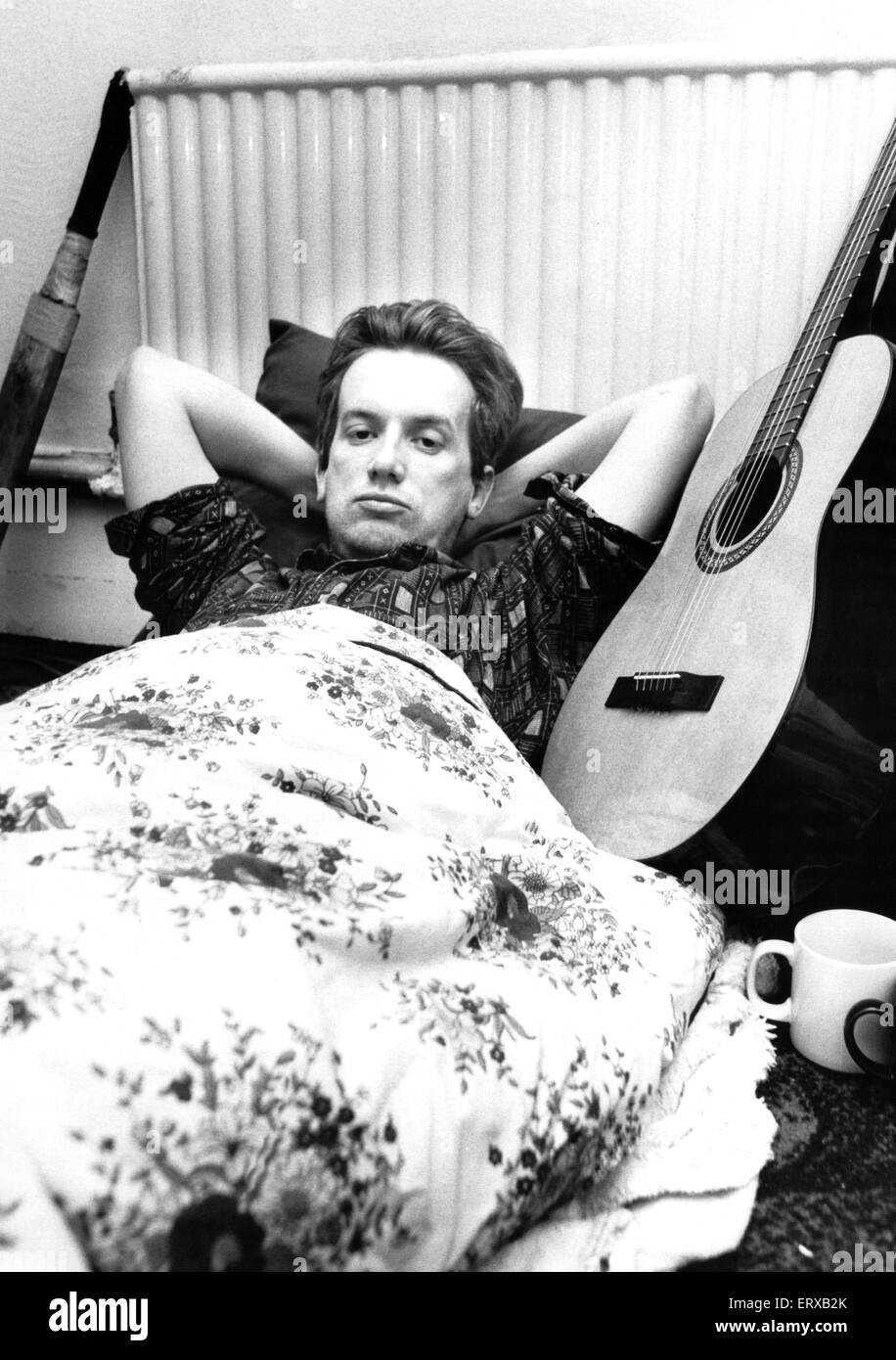 Alternative comedian Frank Skinner confined to his bedroom floor in his Harborne home after injuring his back. He cannot now take the first class of a new stand up comedy course at Halesowen College, 10th april 1989. Stock Photo
