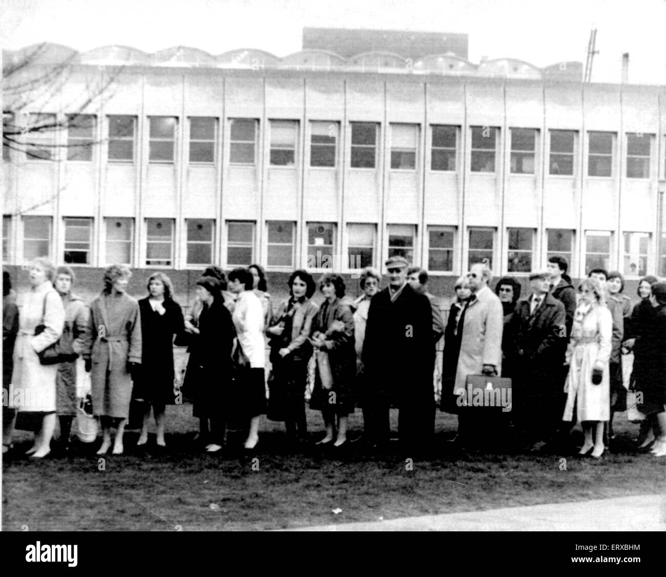 Miners Strike 1984 - 1985 Pictured. Office workers queue outside the National Coal Board's Yorkshire Area HQ in Doncaster waiting to start  work Monday 26th March 1984.  On 6th March 1984 the National Coal Board announced that the agreement reached after Stock Photo