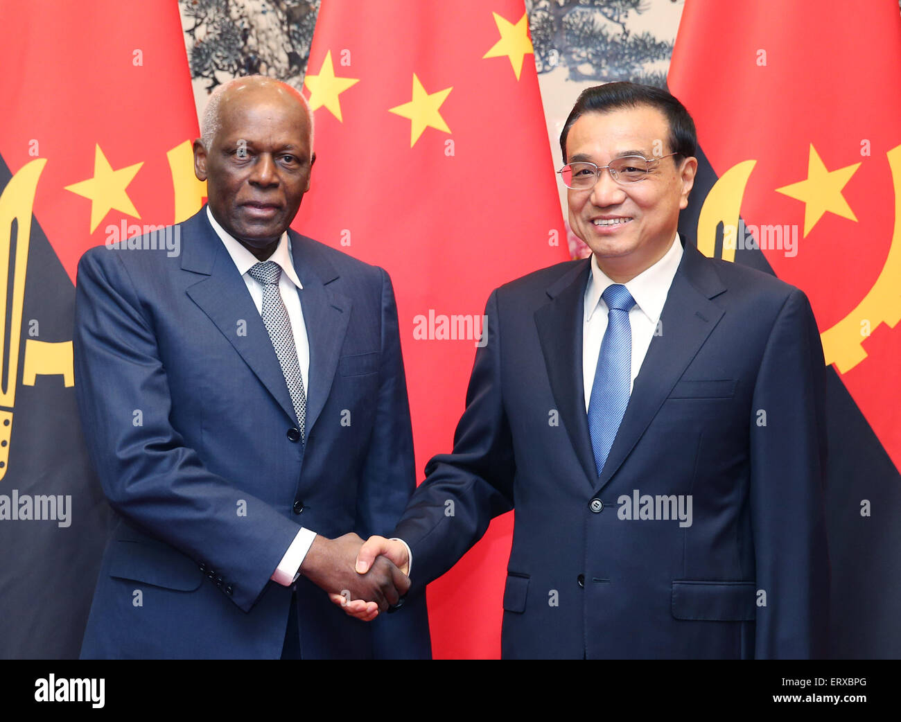 (150609) -- BEIJING, June 9, 2015 (Xinhua) -- Chinese Premier Li Keqiang (R) meets with Angolan President Jose Eduardo Dos Santos in Beijing, capital of China, June 9, 2015.  (Xinhua/Yao Dawei) (yxb) Stock Photo