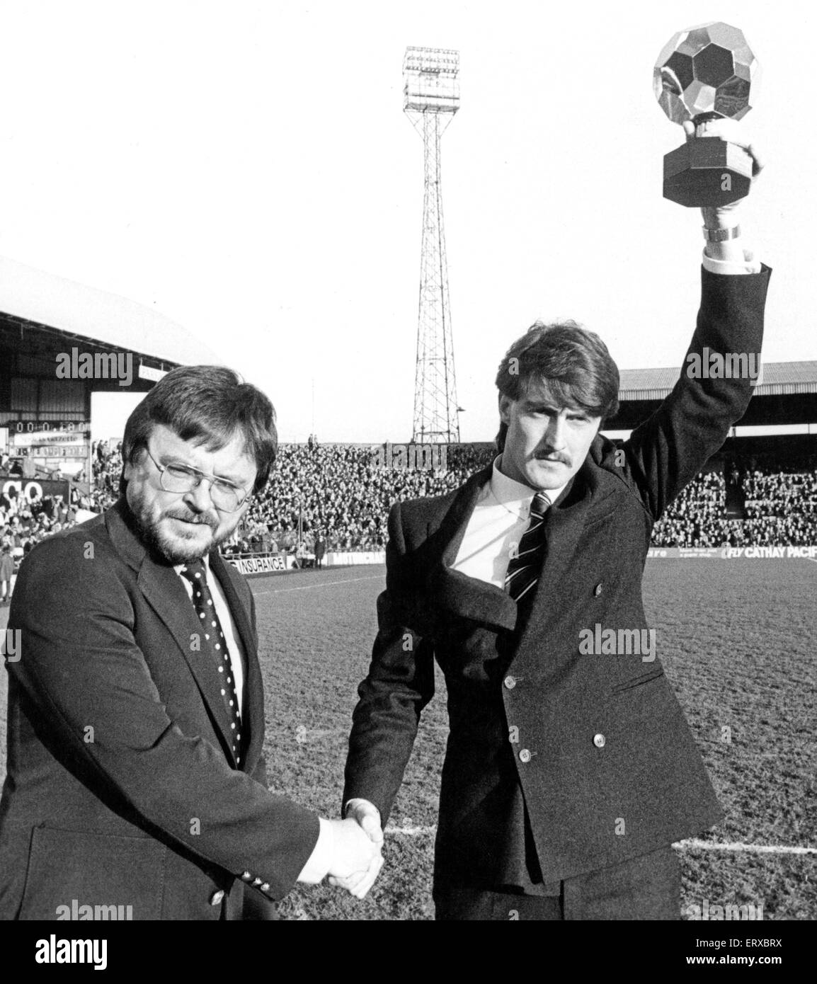 The Sun's sports writer Bob Cass congratulates David Hodgson on his Golden Ball Award, 25th January 1981. Stock Photo