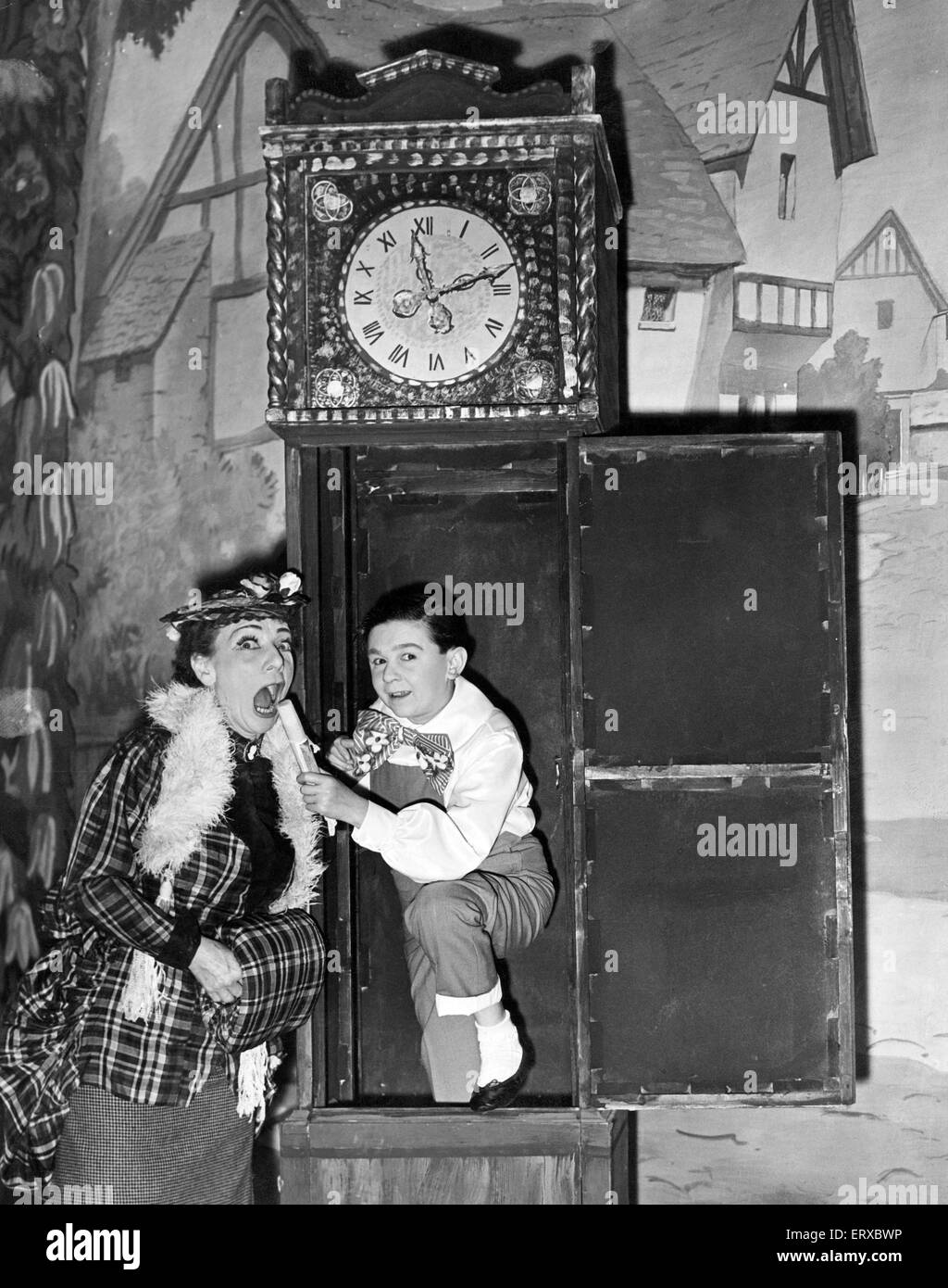 Hylda Baker and Jimmy Clitheroe during last nights dress rehearsal of the Empire Theatre's pantomime Jack and the Beanstalk. 23rd December 1959. Stock Photo