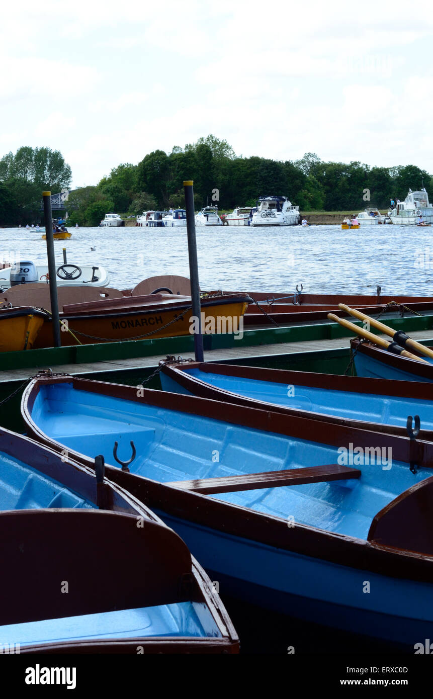 Dinghy boat rowing oars hires stock photography and images Alamy