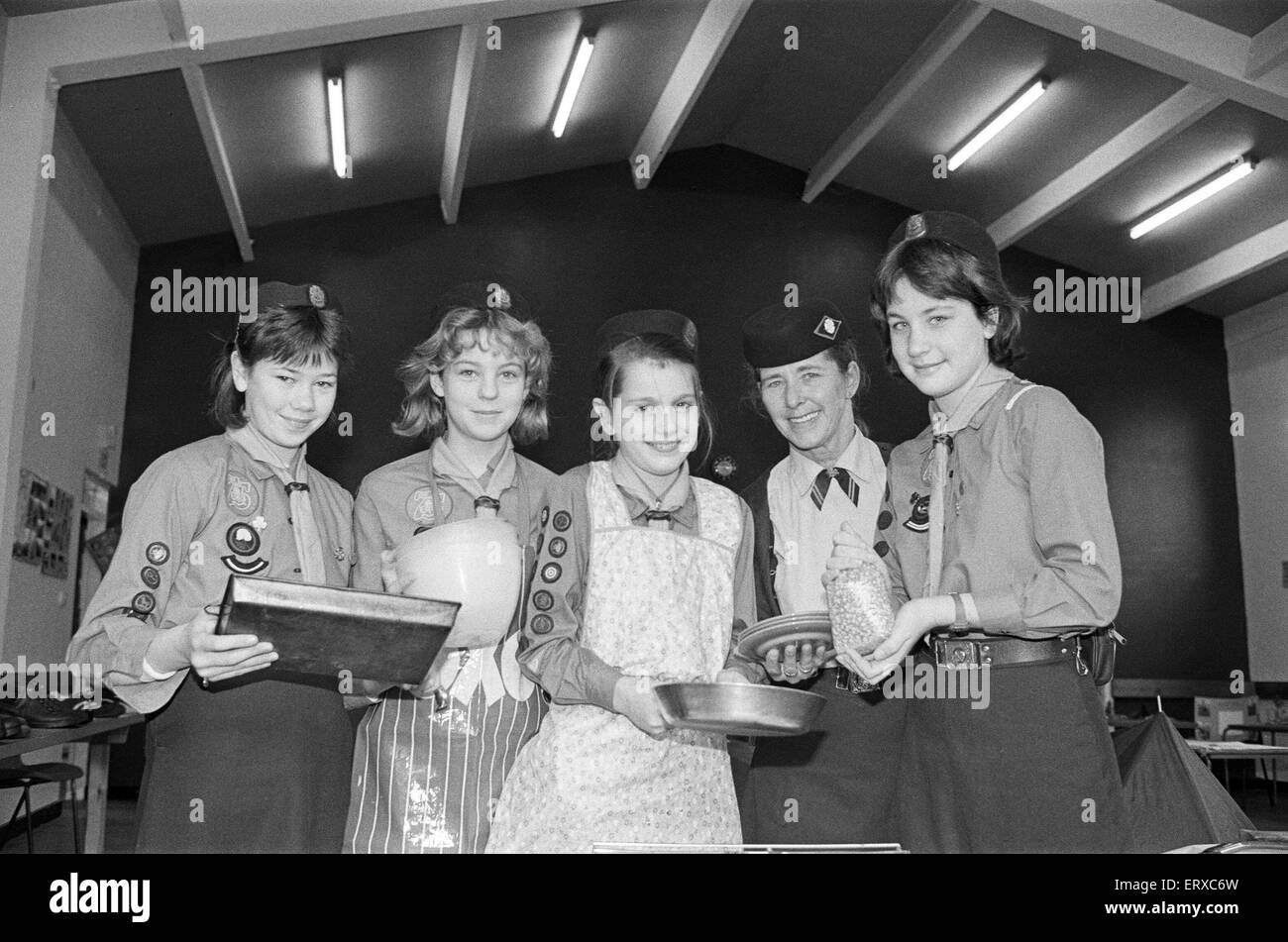 Longwood Scouting jubilee cook off at St Mark's Parish Church, guides preparing popcorn and pancakes. 10th December 1985. Stock Photo