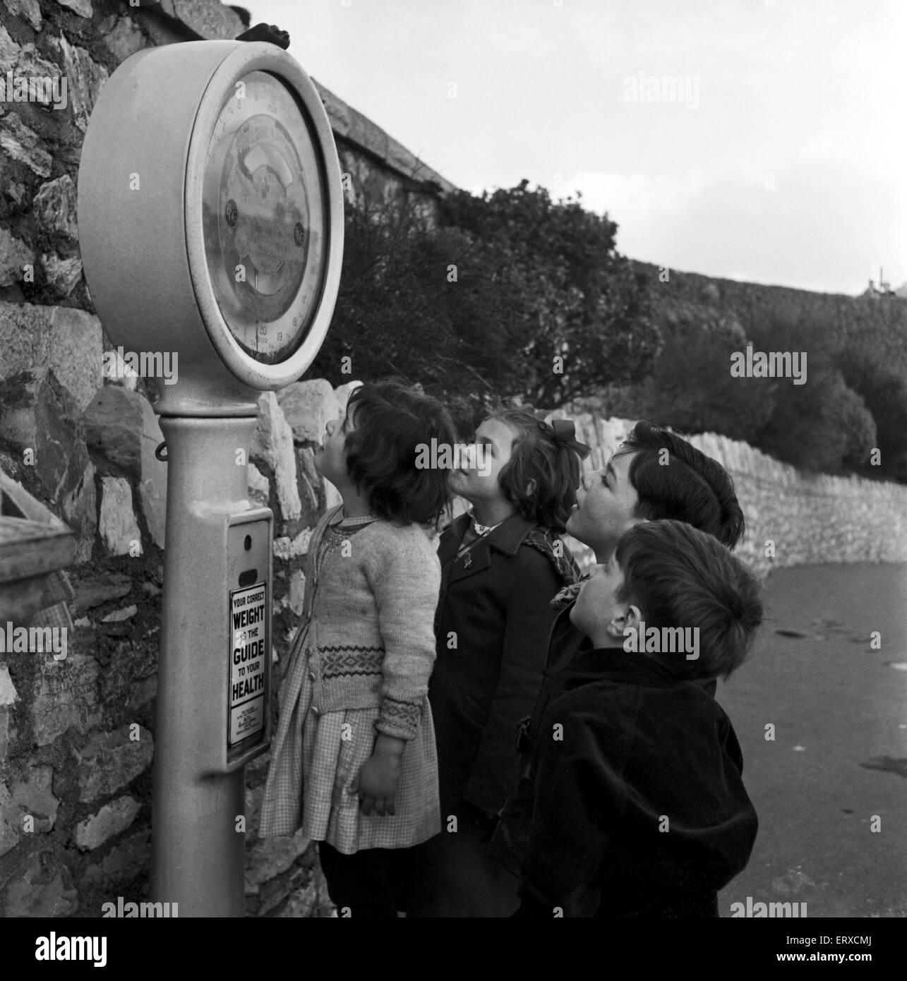 children-play-on-the-weighing-machine-at-plymouth-promenade-devon