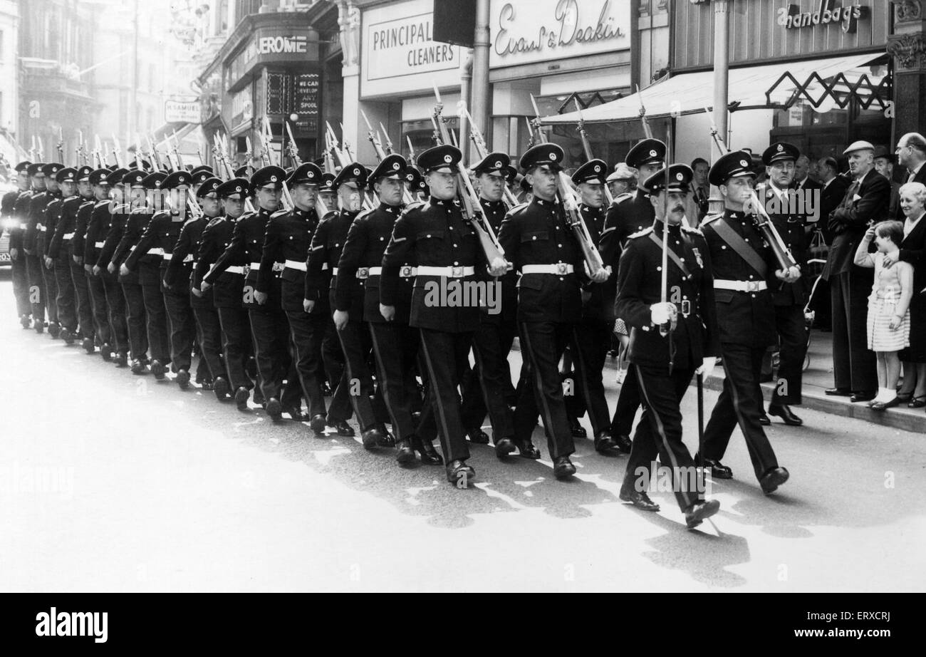 1st battalion South Wales Borderers, march through Westgate Square, Newport, Wales, 14th May 1959. The Battalion, as freemen of the borough, marched through the town with bayments fixed and drums beating before they embark shortly for a three year tour of duty in B.A.O.R. aka British Army of the Rhine. Stock Photo