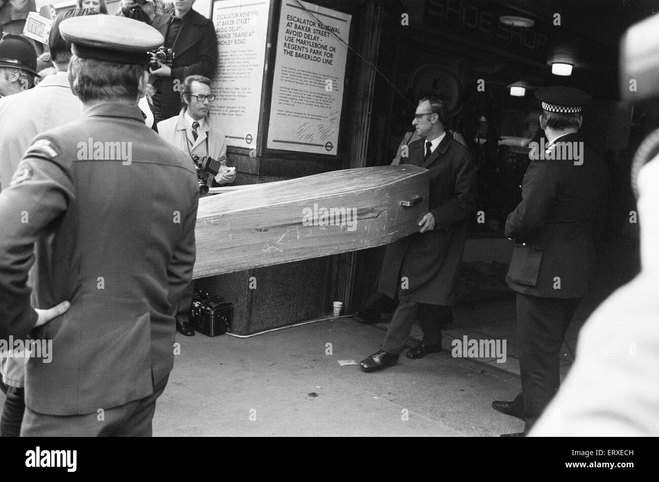 The Moorgate tube crash occurred on Friday 28 February 1975 at 08:46 on the Northern Line (Highbury Branch). A southbound train failed to stop at the Moorgate terminus and crashed into the wall at end of the tunnel. Forty-three people died as a result of the crash and a further seventy-four were injured. Our Picture Shows: A coffin is brought out of Moorgate Station after one of the 43 bodies are recovered from the wreckage of the crashed tube train Stock Photo