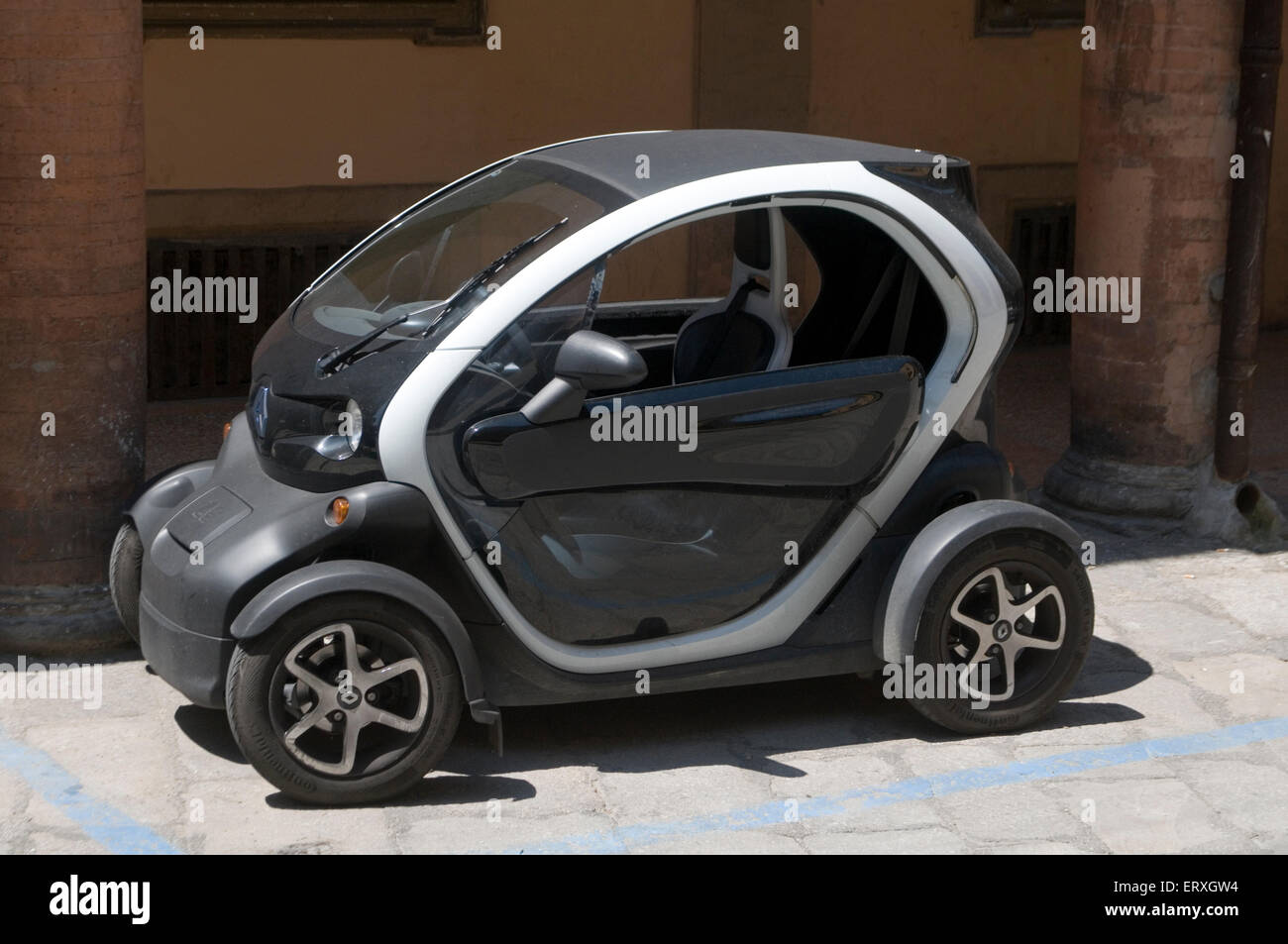 https://c8.alamy.com/comp/ERXGW4/renault-twizy-is-a-100-electric-vehicle-car-cars-zero-emissions-city-ERXGW4.jpg