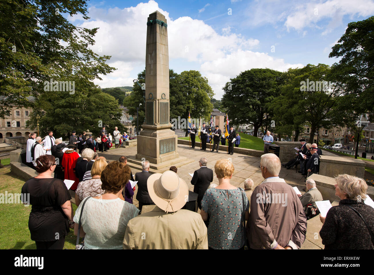 UK, England, Derbyshire, Buxton, The Slopes, service at War Memorial commemorating start of First World War Stock Photo
