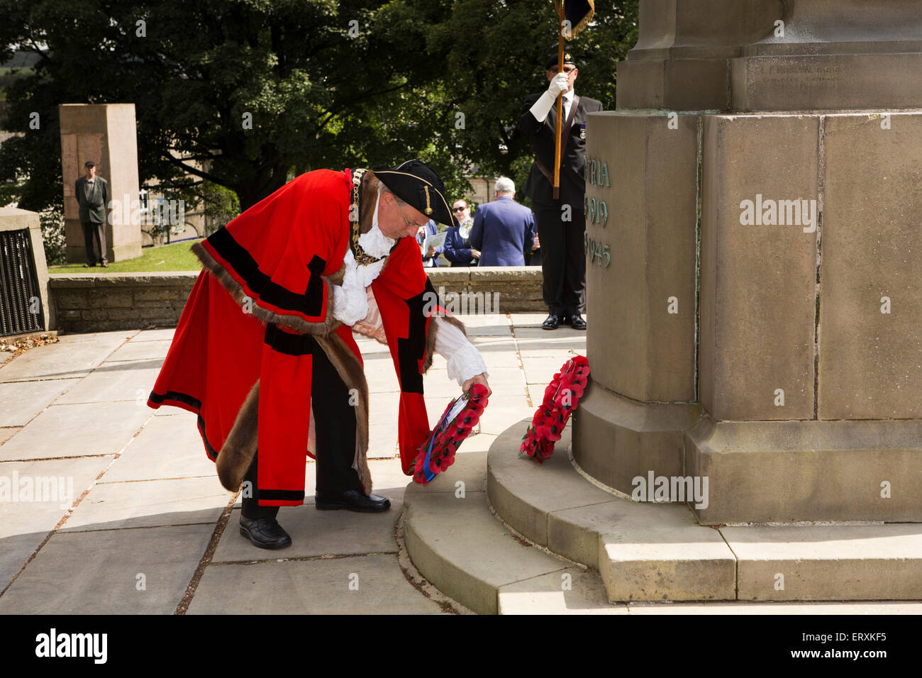 UK, England, Derbyshire, Buxton, High Peak mayor Cllr Alan Barrow laying wreath at War Memorial service Stock Photo