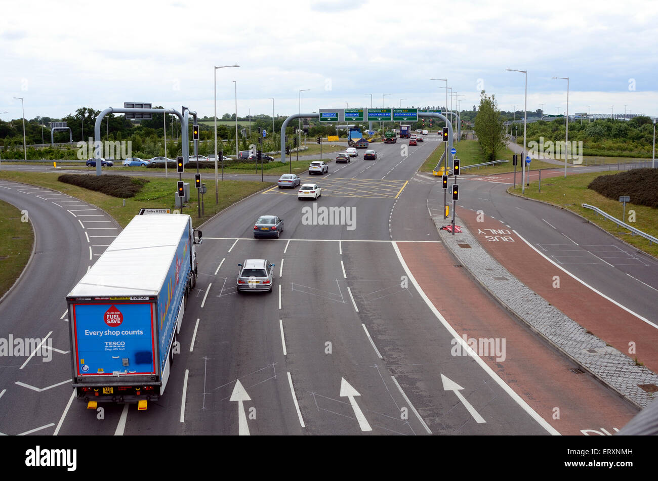 Traffic on the motorway island at junction 11 of the M4 at Reading ...
