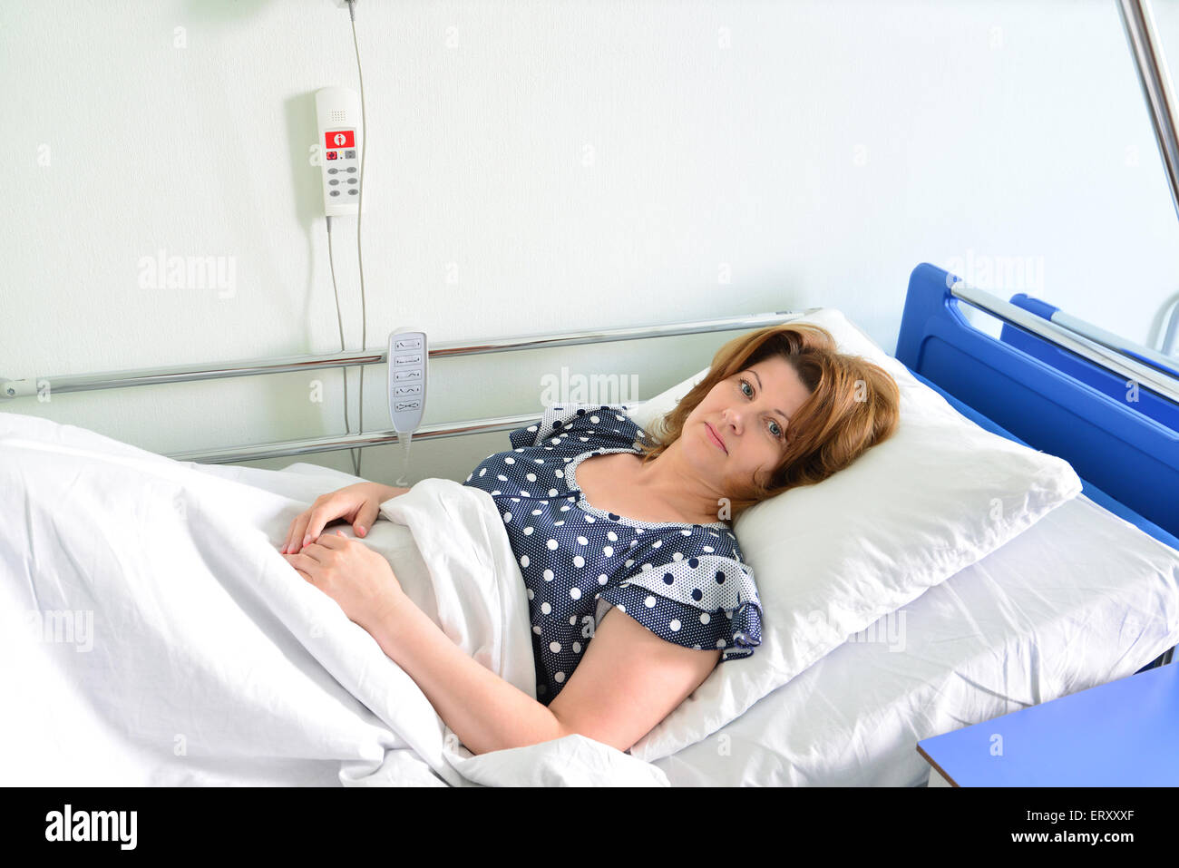 Сколько времени лежишь после операции. Женщина на кровати в больнице. Больной в кровати.
