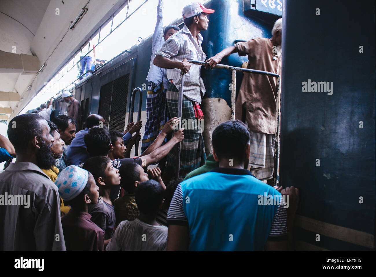 Dhaka, Bangladesh. 09th June, 2015. Rushing passengers. Here the public trains are generally loaded with too many people.The compartments are overly populated.People also travel by sitting on the roof-top of the train and they even travel by sitting in the train-engine. © Belal Hossain Rana/Pacific Press/Alamy Live News Stock Photo
