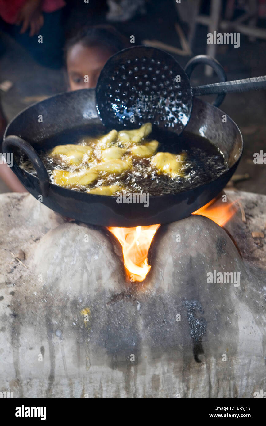 https://c8.alamy.com/comp/ERYJ18/frying-indian-snack-samosa-on-traditional-wood-fire-india-asia-ERYJ18.jpg