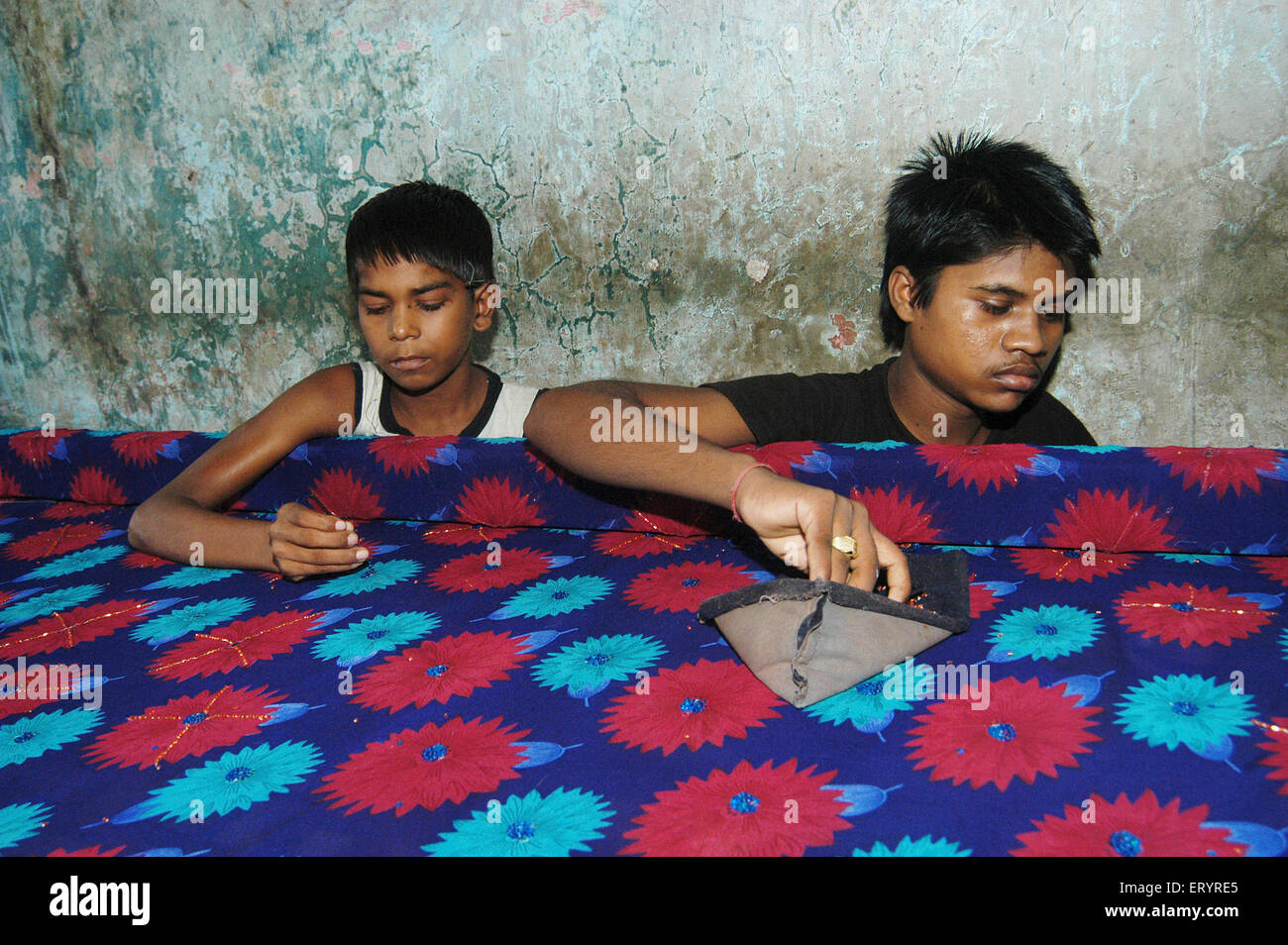 Child workers, child labor, boys working, Jari factory, Govandi, Bombay, Mumbai, Maharashtra, India, Asia, Indian children working Stock Photo