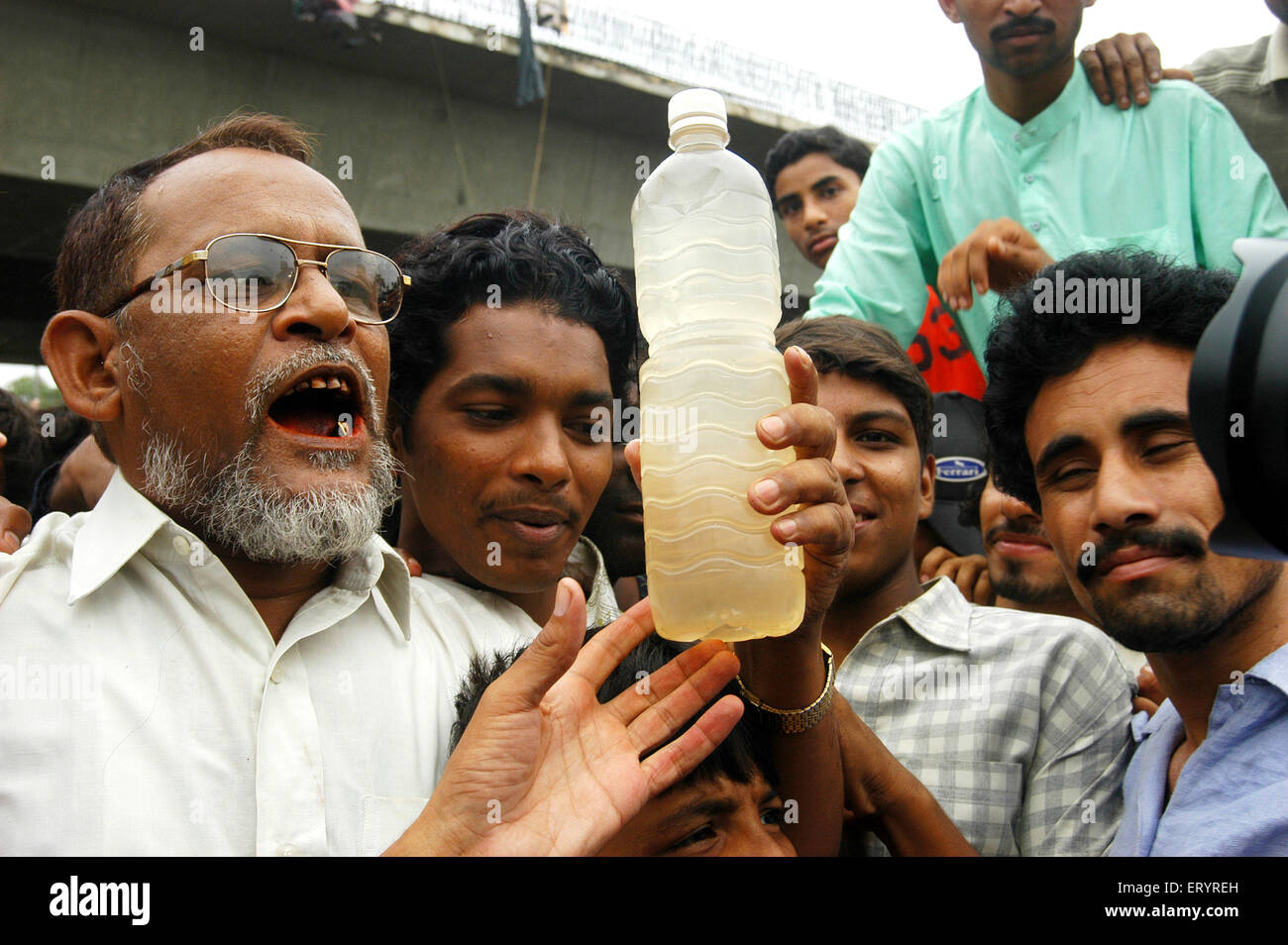 People showing contaminated dirty filthy drinking water bottle and protesting, Bombay, Mumbai, Maharashtra, India, Asia, Asian, Indian Stock Photo