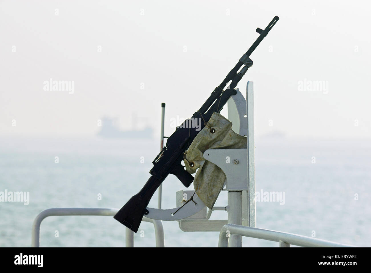 Machine gun hires stock photography and images Alamy