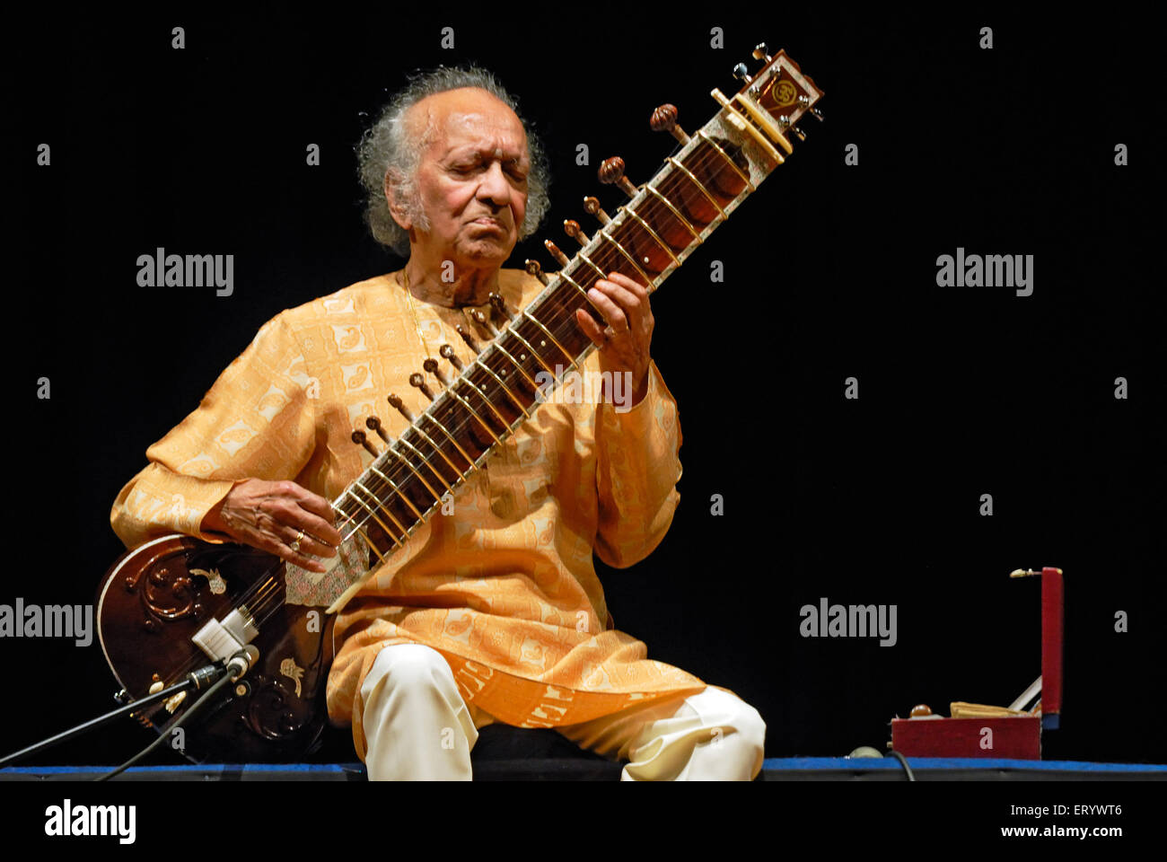 Pandit Ravi Shankar sitar virtuoso Indian classical music maestro Indian  composer playing musical instrument sitar on stage Stock Photo - Alamy