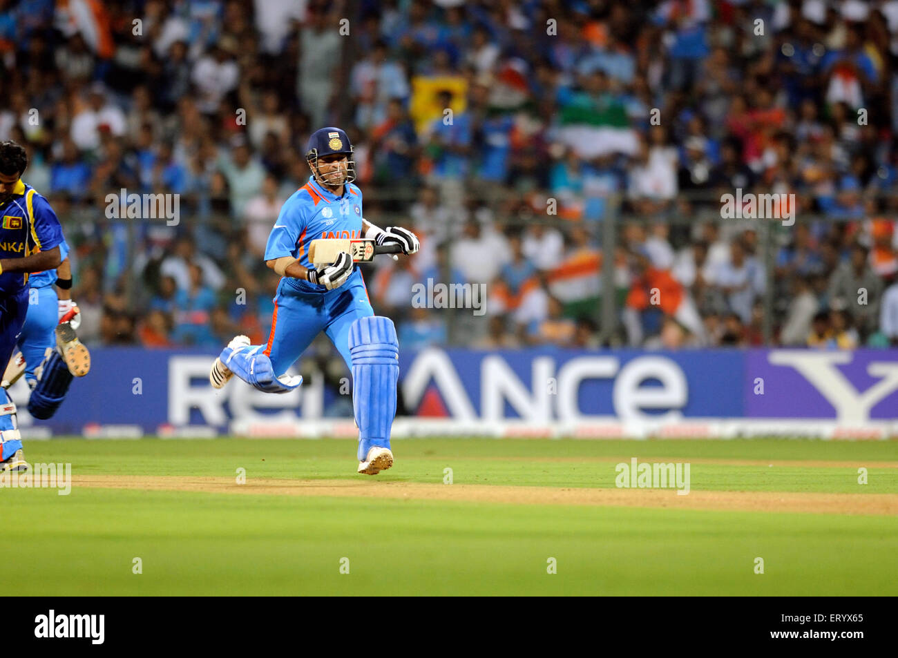 batsman Sachin Tendulkar complete duri ICC World Cup Final bet Lanka at khede Stadium on bai Ind Stock Photo