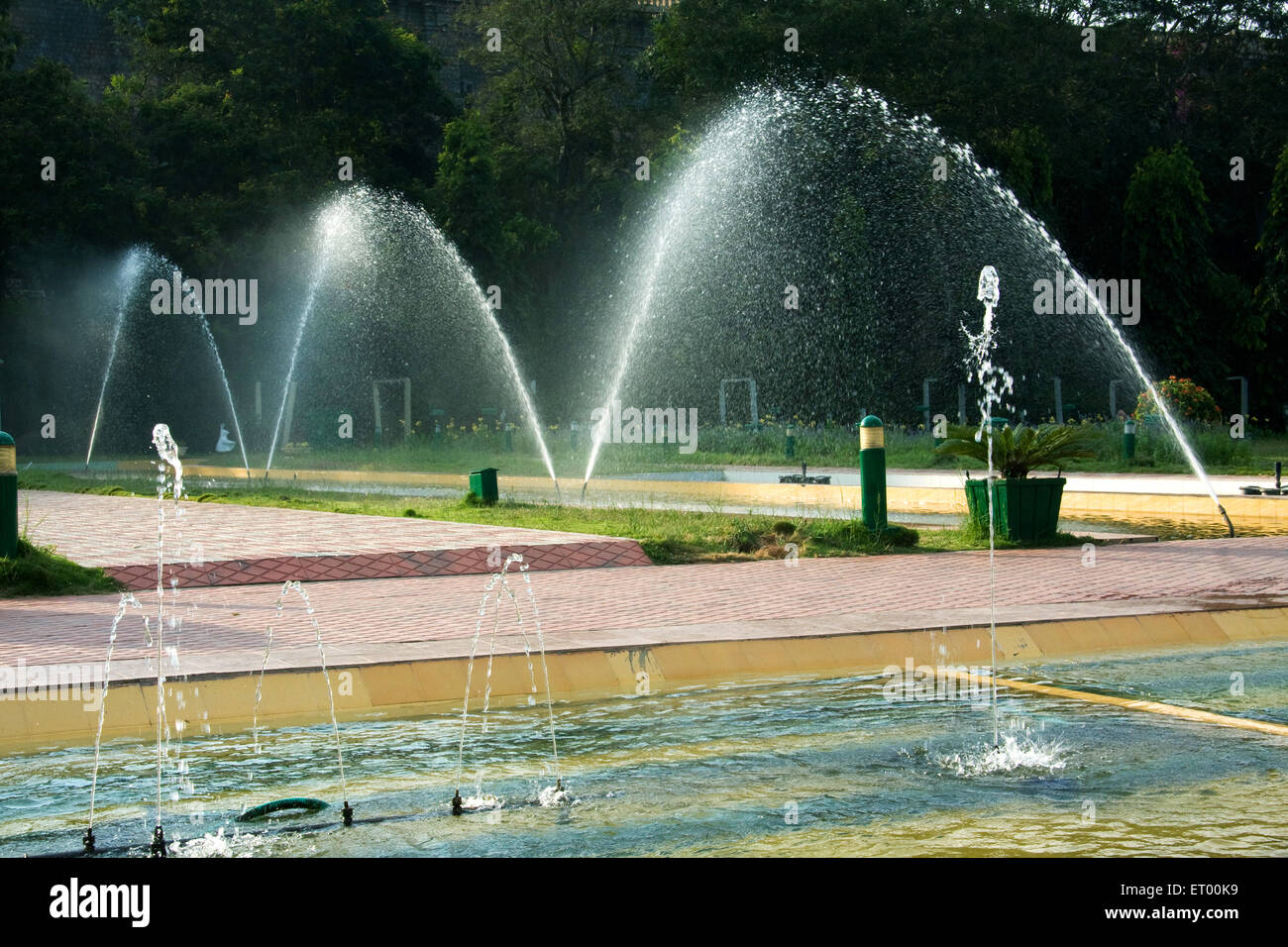 Circular pond with fountain hires stock photography and images Alamy