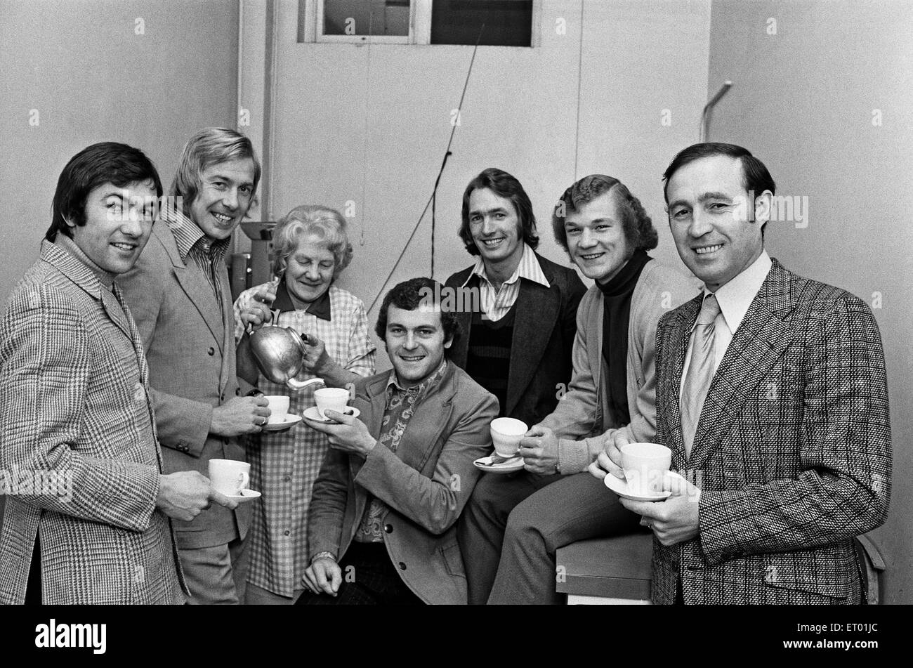 The London contingent of Leicester City football club have a cup of tea and chat about their upcoming match with Arsenal. Pictured are: Jon Sammels, Alan Birchenhall, tea lady Mrs Clarice Laxton, Keith Weller, Len Glover, Dennis Rofe and manager Jimmy Bloomfield. 1st December 1971. Stock Photo