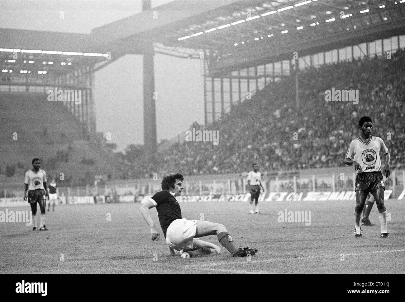 1974 World Cup First Round Group Two match at the Westfalenstadion, Dortmund, West Germany. Zaire 0 v Scotland 2. Peter Lorimer in the Zaire penalty area. 14th June 1974. Stock Photo