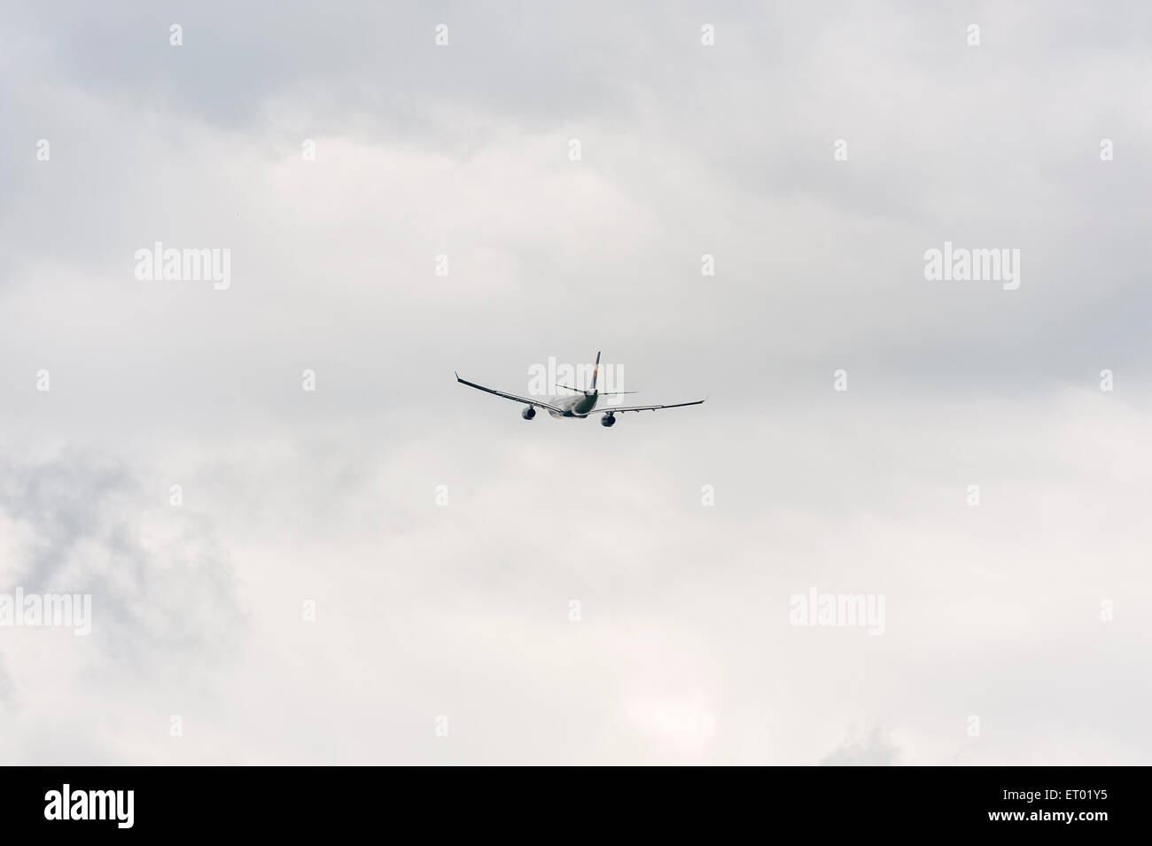 Lufthansa Airplane Flying Stock Photo Alamy