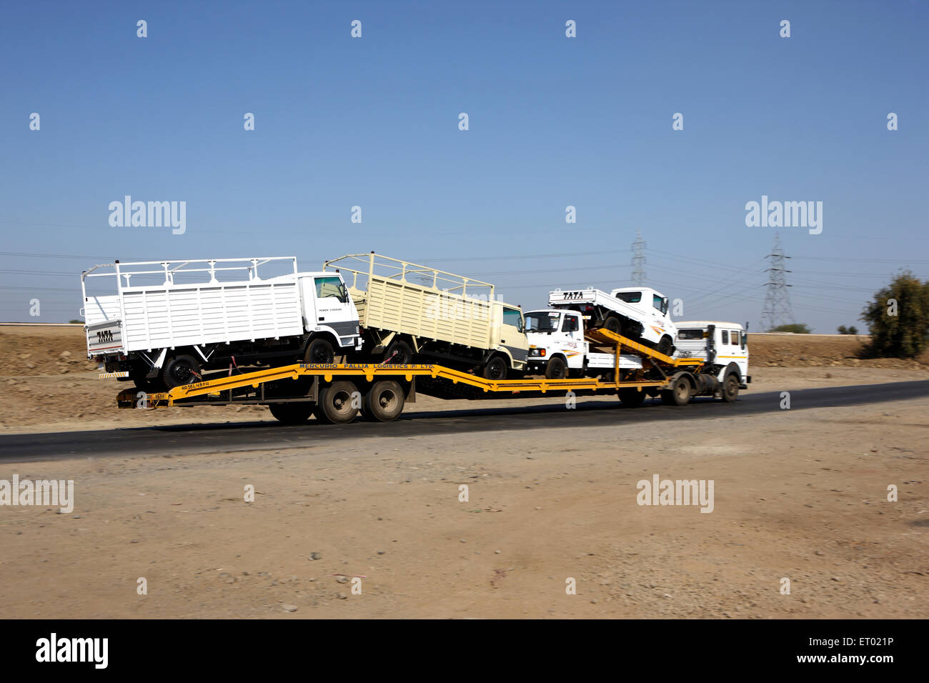 car carrier trailer, car carrying trailer, car hauler, auto transport trailer, National Highway, Madhya Pradesh, India, Asia Stock Photo