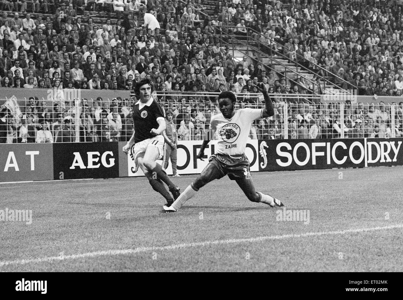 1974 World Cup First Round Group Two match at the Westfalenstadion, Dortmund, West Germany. Zaire 0 v Scotland 2. Peter Lorimer crosses the ball past  Mwanaza Nel Nokumbo. 14th June 1974. Stock Photo