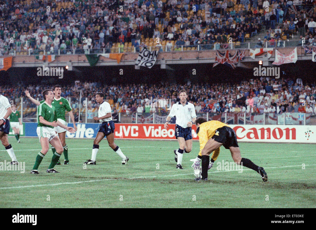 World Cup Group F match at the Stadio Sant'Elia in Cagliari, Italy. England 1 v Republic of Ireland 1. England goalkeeper Peter Shilton picks up the ball in front of Ireland pair Kevin Sheedy and Tony Cascarino. 11th June 1990. Stock Photo