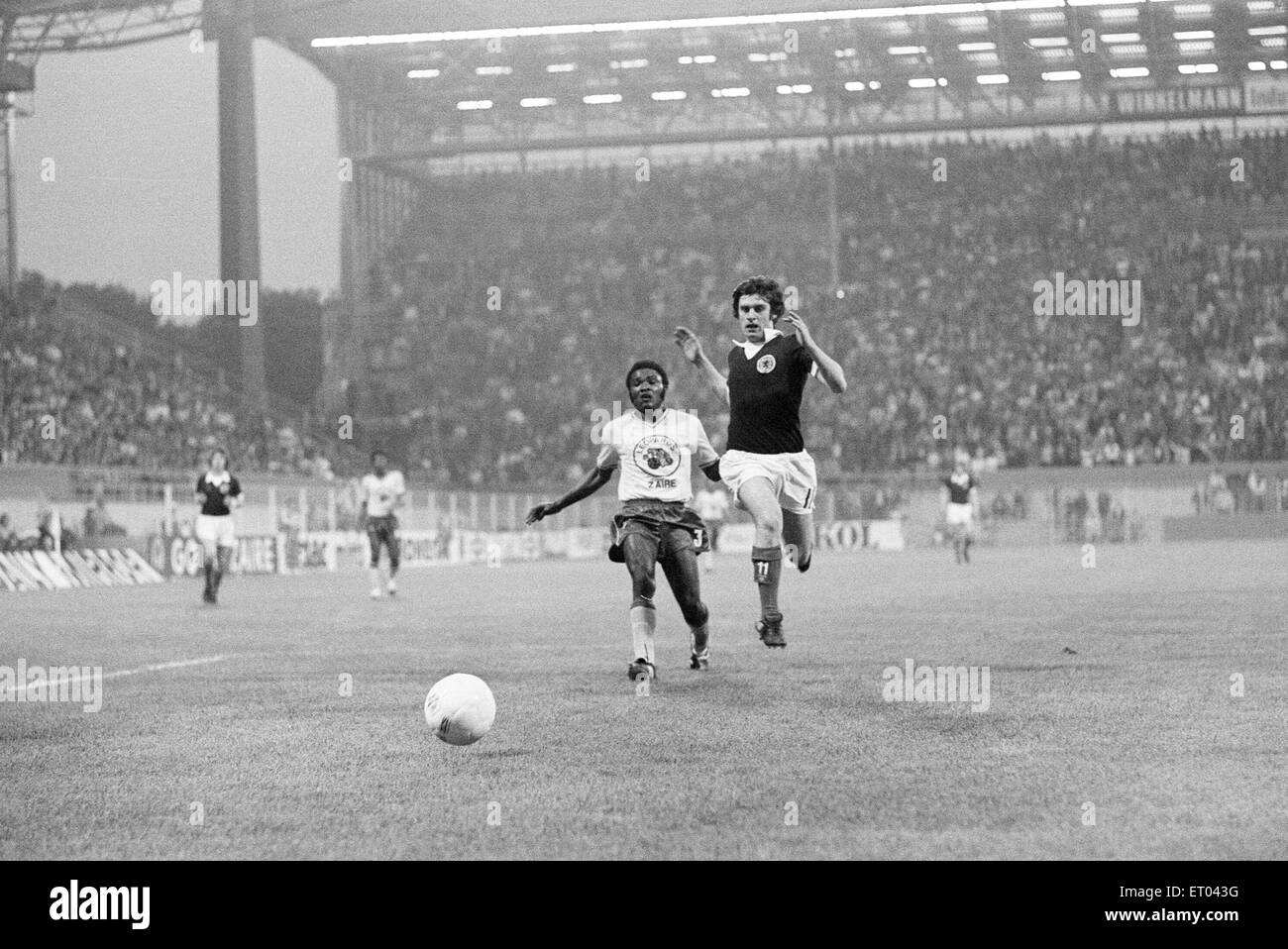 1974 World Cup First Round Group Two match at the Westfalenstadion, Dortmund, West Germany. Zaire 0 v Scotland 2. Peter Lorimer in a chase for the ball with Mwanaza Nel Nokumbo. 14th June 1974. Stock Photo