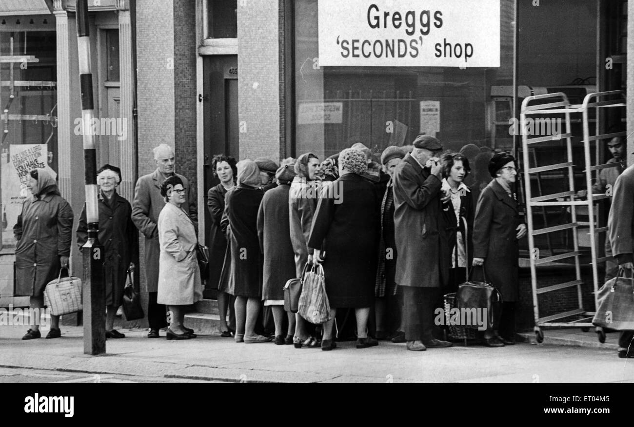 Pensioners queue outside Greggs Seconds Shop, Westgate Road,12th July 1974. Pensioners are allowed to buy bread at half price. The goods are imperfectly baked but perfectly edible. Stock Photo