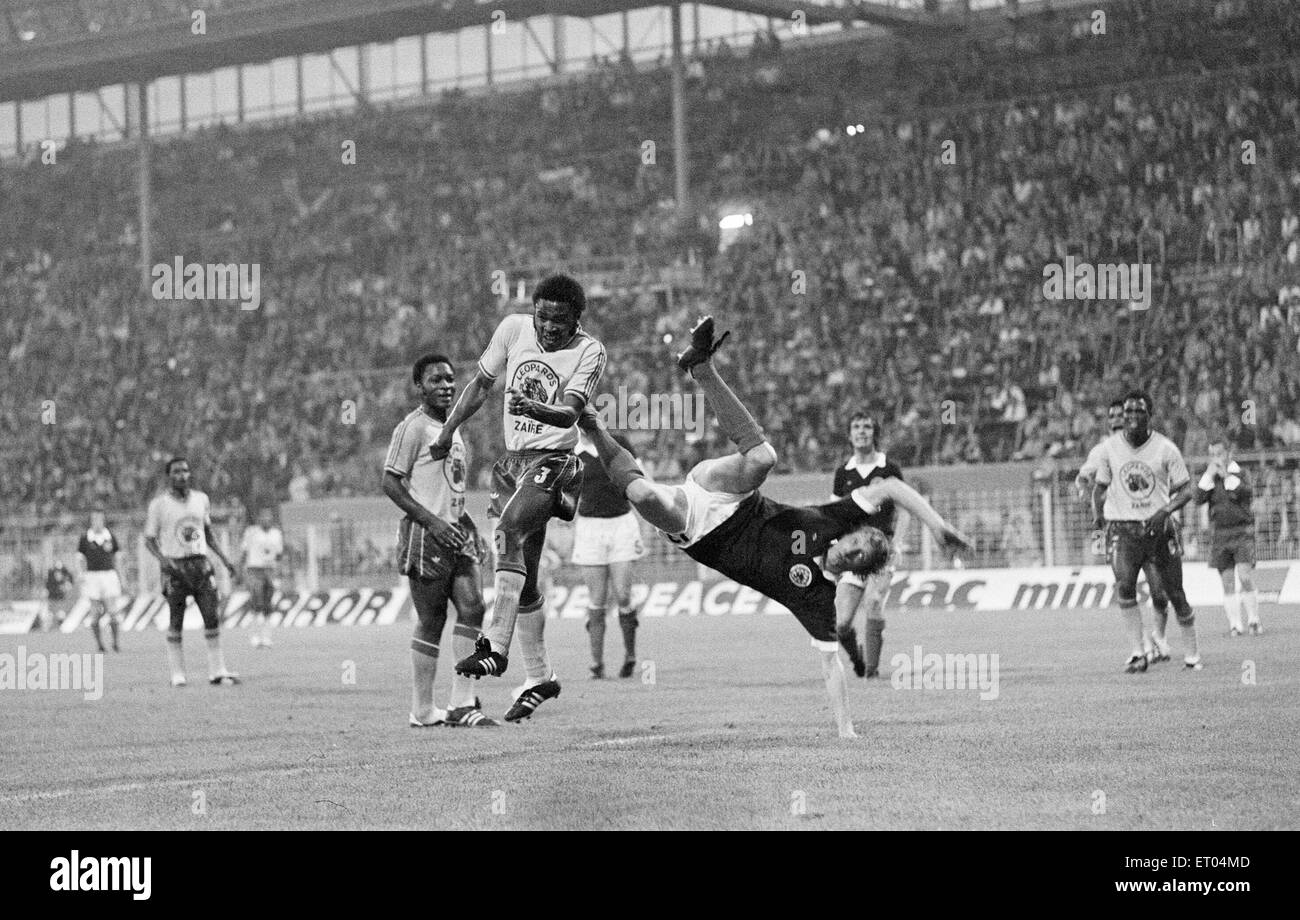 1974 World Cup First Round Group Two match at the Westfalenstadion, Dortmund, West Germany. Zaire 0 v Scotland 2. Denis Law in action in the Zaire penalty area closely challenged by Mwanaza Nel Nokumbo. 14th June 1974. Stock Photo