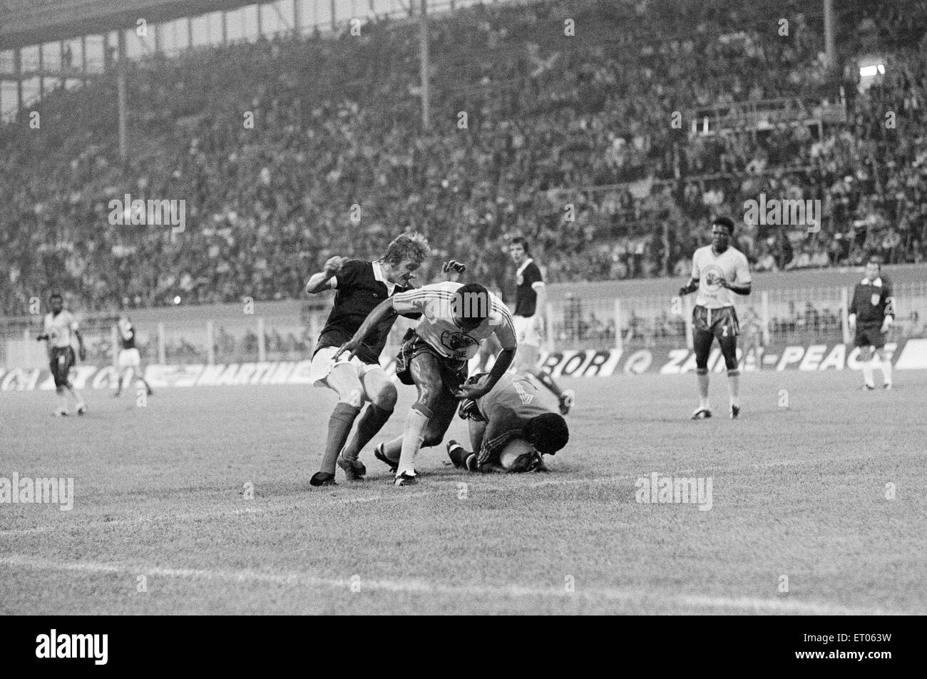 1974 World Cup First Round Group Two match at the Westfalenstadion, Dortmund, West Germany. Zaire 0 v Scotland 2. Denis Law causing problems for Zaire goalkeeper Kazadi Muamba. 14th June 1974. Stock Photo