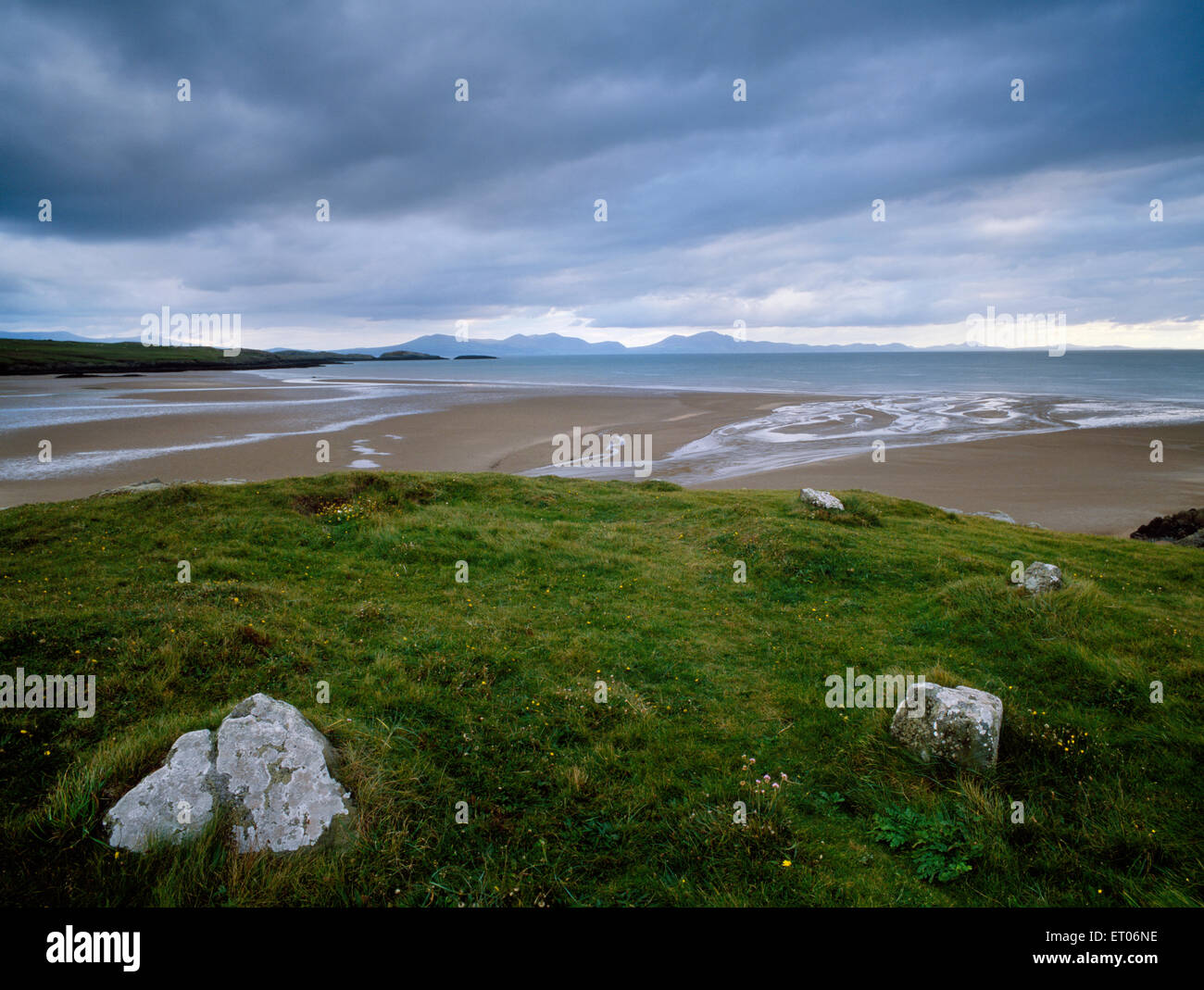 Kerb stones of Trwyn Du Bronze Age cairn, Aberffraw, Anglesey, covering a narrow grave built c 2000BC on the site of a Mesolithic hunting camp. Stock Photo