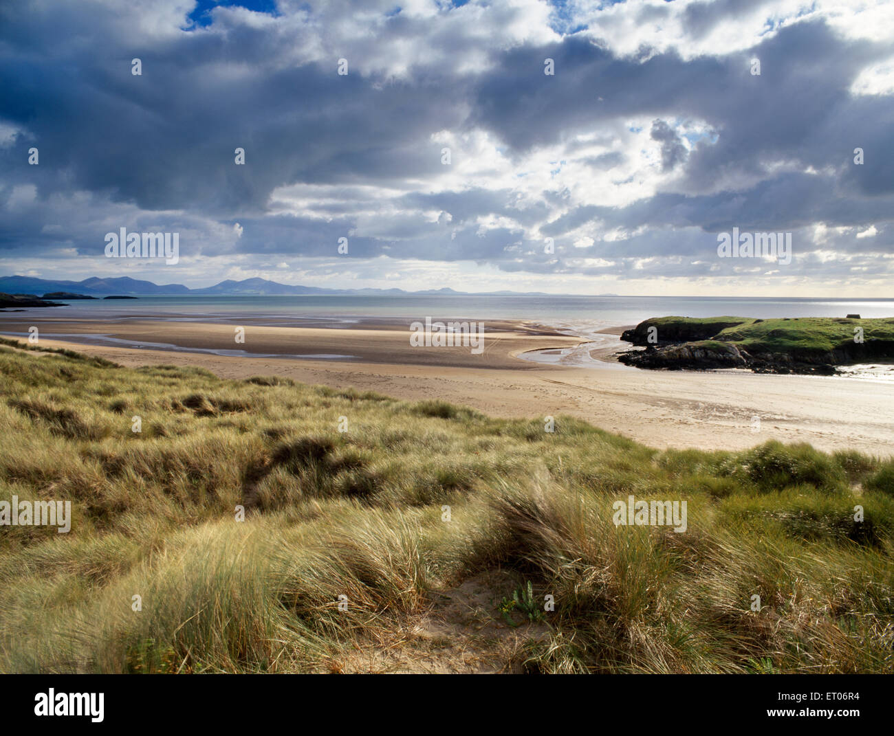 Looking SSW from Aberffraw dunes, Anglesey, at Traeth Mawr beach with Trwyn Du headland cutting across the Ffraw estuary Stock Photo