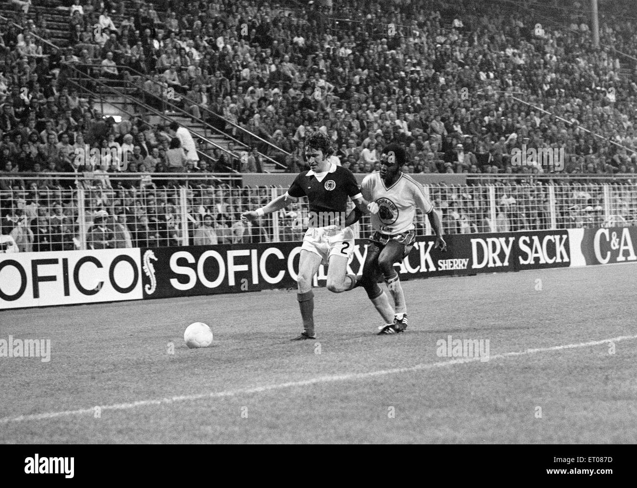 1974 World Cup First Round Group Two match at the Westfalenstadion, Dortmund, West Germany. Zaire 0 v Scotland 2. Sandy Jardine in a race for the ball with Mwanaza Nel Nokumbo. 14th June 1974. Stock Photo