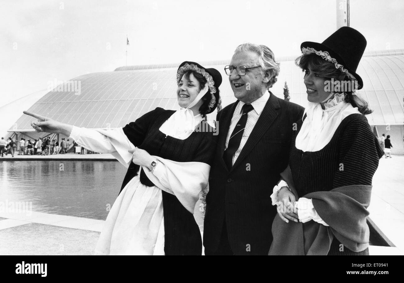 Welsh day at Liverpool's International Garden Festival  16th July 1984. Mr Wyn Roberts Parliamentary Under Secretary for Wales takes in the sights at the garden festival, accompanied by Annette Walker and Deborah Ames Stock Photo