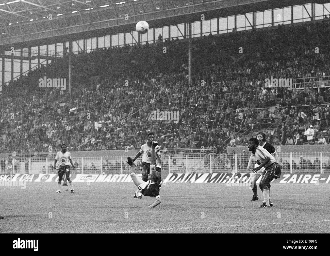 1974 World Cup First Round Group Two match at the Westfalenstadion, Dortmund, West Germany. Zaire 0 v Scotland 2. Denis Law causes problems in the Zaire penalty area. 14th June 1974. Stock Photo