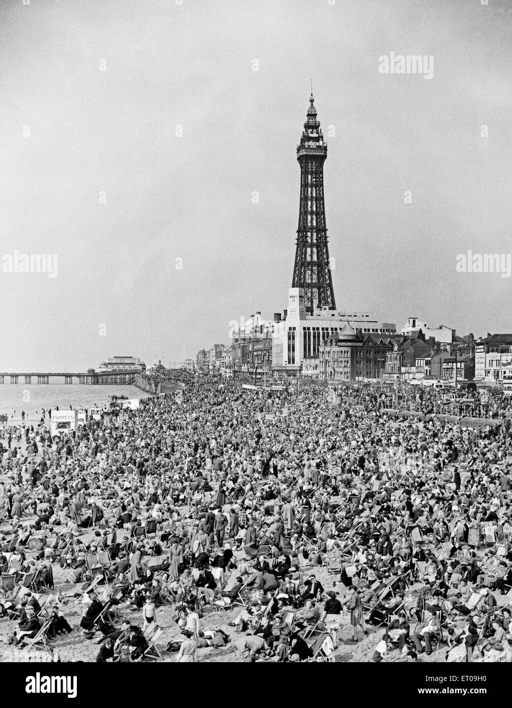 Holidaymakers enjoy the hot weather during the Easter break in Blackpool, Lancashire, April 1952. Stock Photo