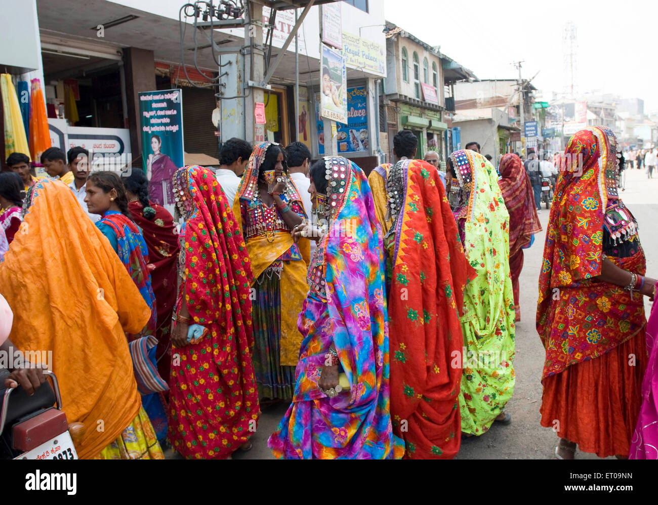 Banjara nomadic tribe women in colorful saris, lambadi tribal women, Laman, Banjari, Vanjari, Bijapur market, Karnataka, India, asia Stock Photo