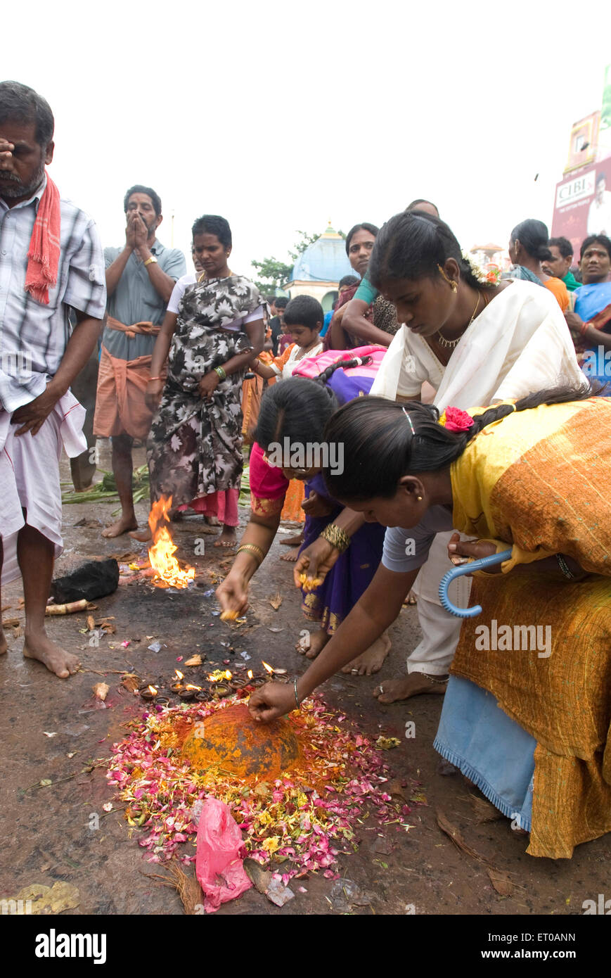 Worshipping in Arunachaleshwara temple dedicated to lord Shiva Chola Period 9th 13th century in Thiruvannamalai Stock Photo