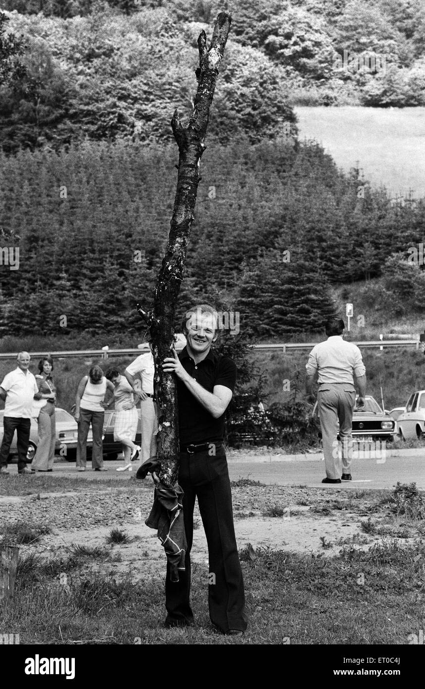 1974 World Cup tournament in West Germany. The Scotland football team relaxing at their Weilnau Hotel  in Frankfurt. Billy Bremner tossing the caber in the grounds of the hotel. 17th June 1974. Stock Photo