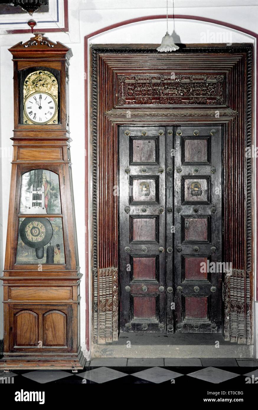 Old grandfather clock, Nattukotai Chettiar, Nagarathar, Chettinad, Chettinadu, Pudukottai, Sivaganga district, Tamil Nadu, India, Asia Stock Photo