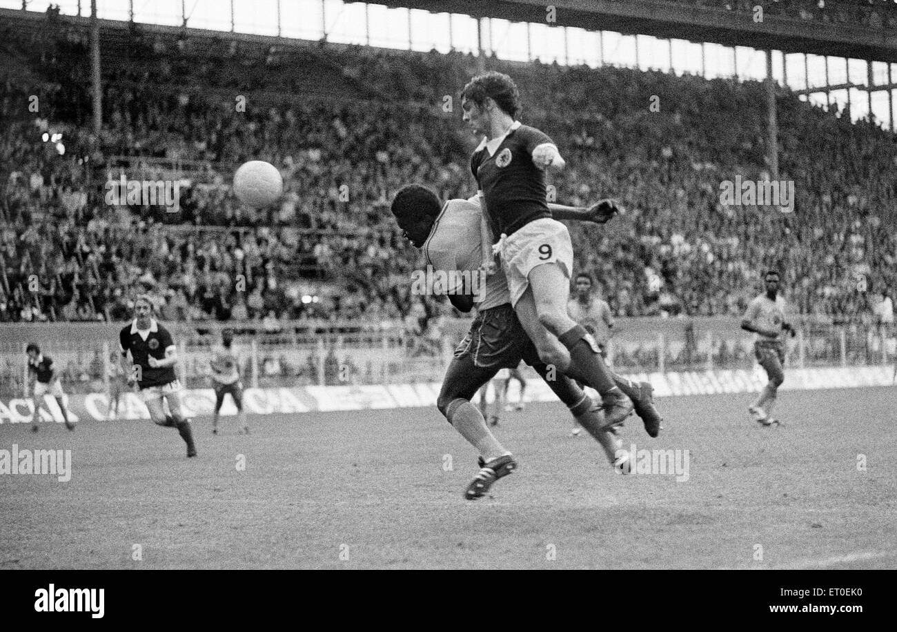 1974 World Cup First Round Group Two match at the Westfalenstadion, Dortmund, West Germany. Zaire 0 v Scotland 2. Joe Jordan going up for a high ball with a Zaire defender. 14th June 1974. Stock Photo