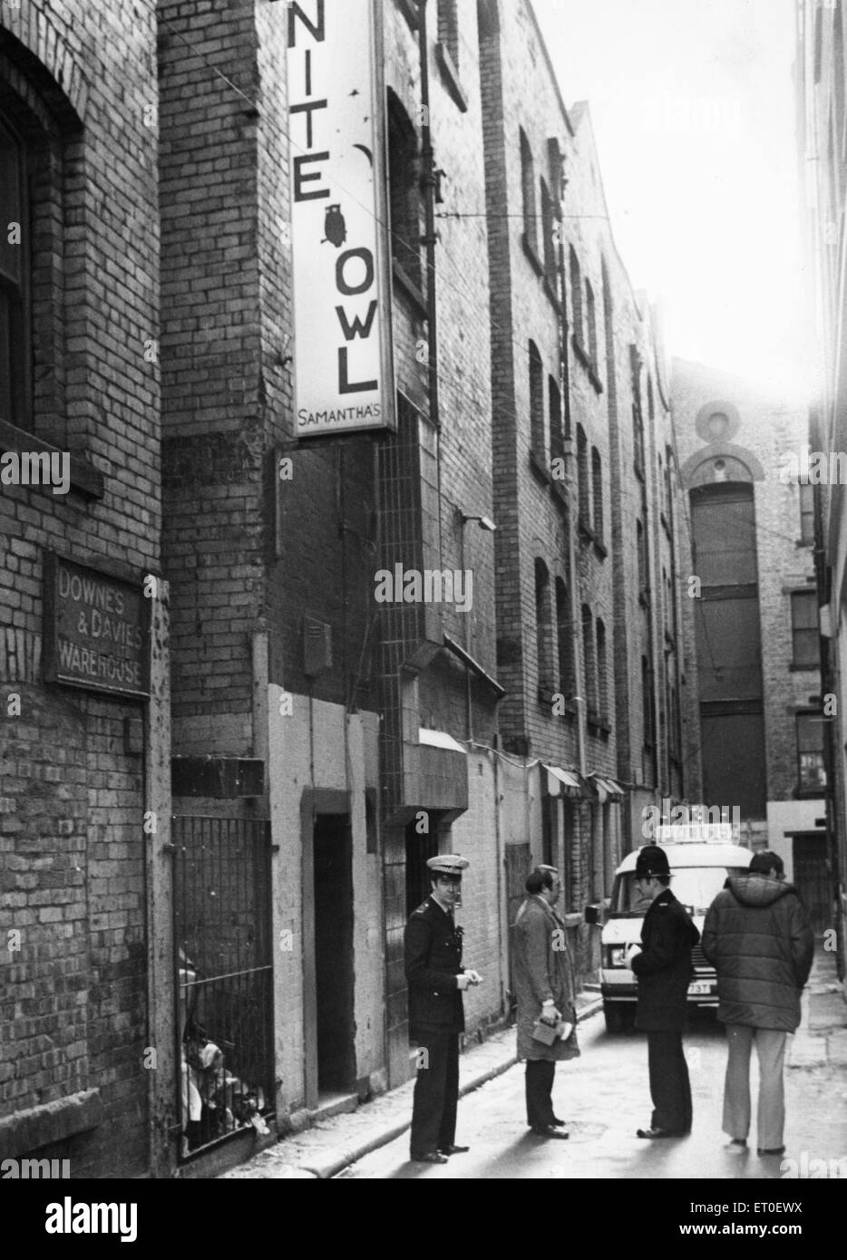 Police outside the Nite Owl Club in Davies Street the morning after a fierce fight at the club left one man in hospital fighting for his life. 16th November 1981 Stock Photo