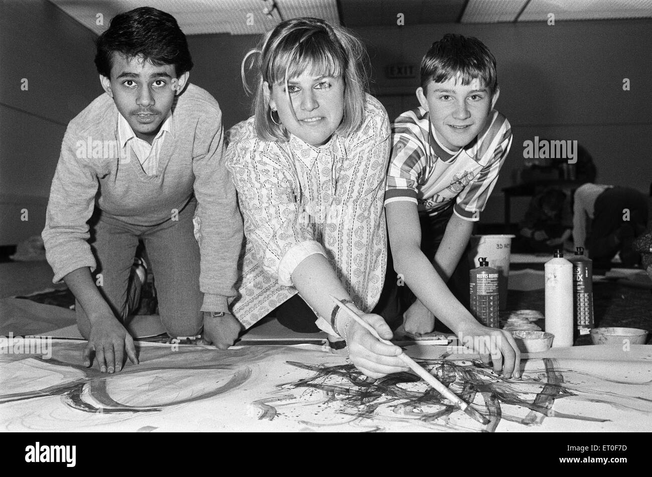 Yorkshire Arts Council is funding a scheme for working artists to pass on their techniques to pupils. Artist Sarah Galloway was at Huddersfield Art Gallery to pass on some of her secrets to youngsters from Birkdale High School, Dewsbury. 15th January 1988. Stock Photo