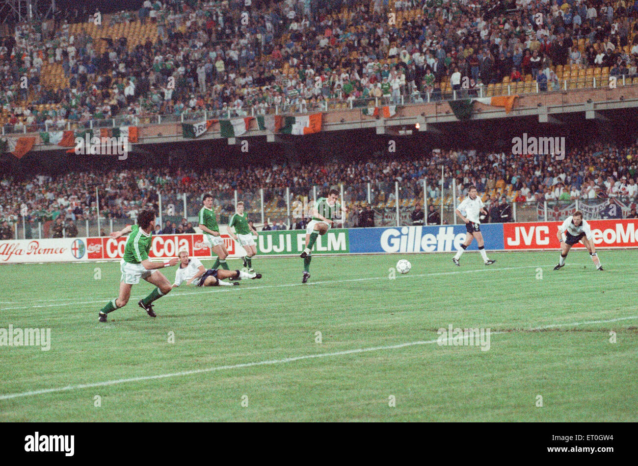 World Cup Group F match at the Stadio Sant'Elia in Cagliari, Italy. England 1 v Republic of Ireland 1. Kevin Sheedy crashes in the equaliser for Republic of Ireland with a left foot strike from the edge of the penalty area watched by Steve McMahon on the ground. 11th June 1990. Stock Photo